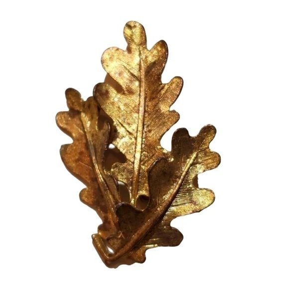 VINTAGE 1980'S GOLD TONE OAK LEAK BROOCH
